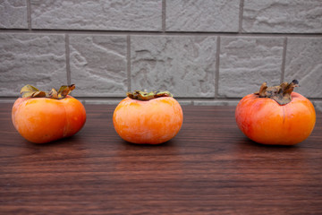 テーブルの上に並んだ柿