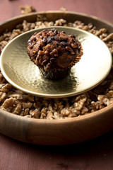 Walnuss Muffin in gold Messing Metall und Holz Schale mit Nüsse auf Holz Tisch Hintergrund