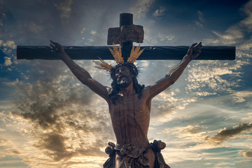 Jesús expirando en la cruz, semana santa en Sevilla, Hermandad del Cachorro	
