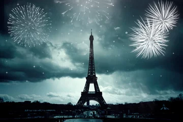 Fototapeten Buntes Feuerwerk in Paris, Eiffelturm. © erika8213