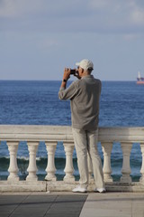 Obraz premium Tourist taking pictures in Santander