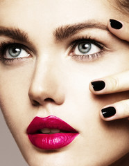 Close-up beauty portrait of beautiful model with bright make-up and manicure. Black nails, pink lips - 305637664