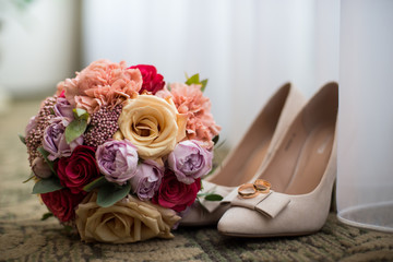 wedding decorations and decorations, the bride's bouquet, lies and waits until the bride wears her wedding dress
