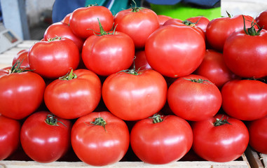きれいに並んだトマト 市場