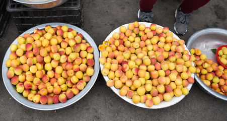 きれいに並んだアプリコット 市場