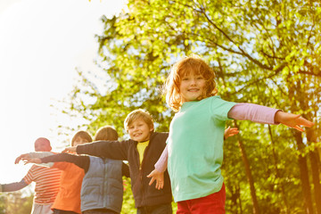 Kinder spielen und balancieren im Park