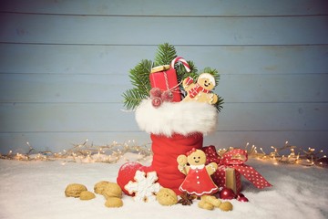 Fototapeta premium Nikolaus Stiefel - gefüllter Nikolaustiefel im Schnee