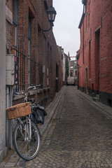 Fototapeta na wymiar Rincones de Brujas Bicicleta en calle angosta