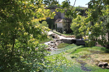Fototapeta na wymiar Fontaine-de-vaucluse