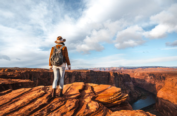 Young hiker at the Glen Canyon - obrazy, fototapety, plakaty