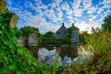 Obraz premium Sunrise at the castle ruin Scotney Castle in southern England.