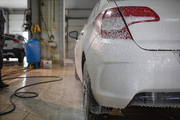 The car is hand-washed. The washer washes the car from the high-pressure apparatus and wipes the glass.