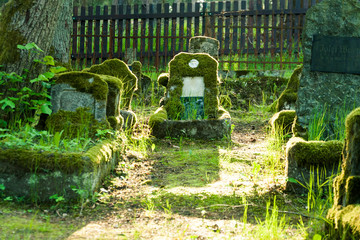 Ein alter Friedhof mitten im Wald