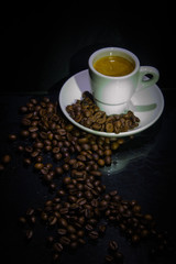 Delicioso café quente em chavena de porcelana