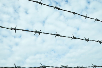 有刺鉄線と空の背景