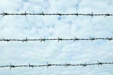 有刺鉄線と空の背景