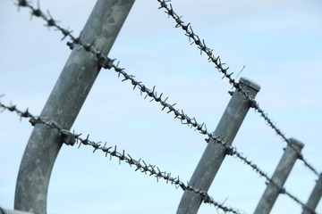 有刺鉄線と空の背景