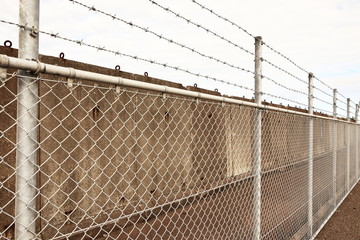フェンスと有刺鉄線