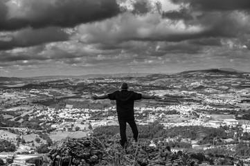 Sensa&ccedil;&atilde;o de liberdade olhando para o vale