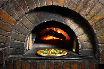 Tuinposter Pizza bij de steenkachel. Italiaans pizzeria-restaurant. © Dmytro