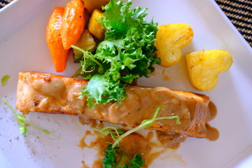 Grilled salmon steak with sauce