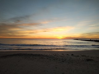 Fototapeta na wymiar amanecer en la playa