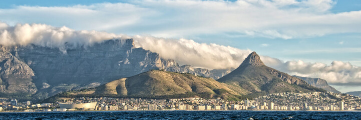 Panorama van Kaapstad en de Tafelberg, uitzicht vanaf de oceaan, Zuid-Afrika