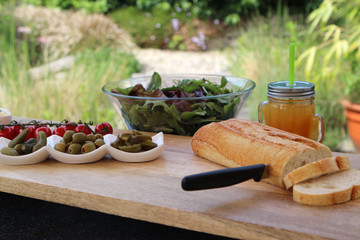 Salat und Brot angerichtet im Garten