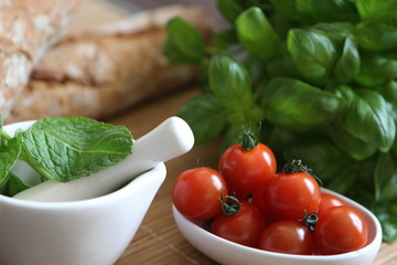 Cherry Tomaten mit Basilikum und Mörser