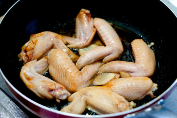 手羽先の甘辛照り焼き（調理中）