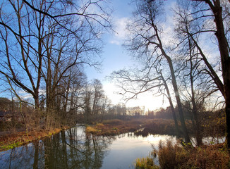 Fototapeta na wymiar Jesienny poranek nad rzeką. Rzeka Grabia, Ldzań, Polska