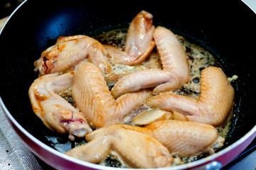 手羽先の甘辛照り焼き（調理中）