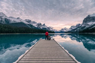 Crédence de cuisine en verre imprimé Canada Voyageur de couples détendant sur la jetée en bois dans le lac Maligne à l& 39 île de l& 39 esprit, parc national de Jasper