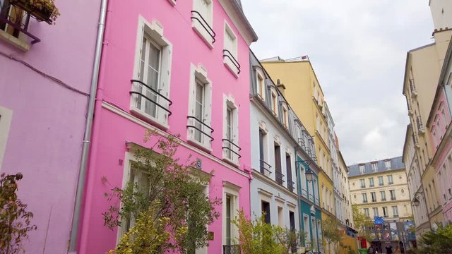 Via con case rosa a Parigi