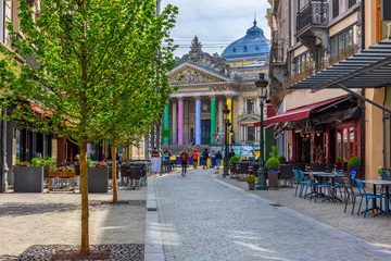 Fotobehang Oude straat met tafels van café in het centrum van Brussel, België. Gezellig stadsbeeld van Brussel (Bruxelles). Architectuur en bezienswaardigheden van Brussel. © Ekaterina Belova