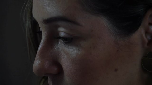 Olhos focados e concentrados na tela do computador