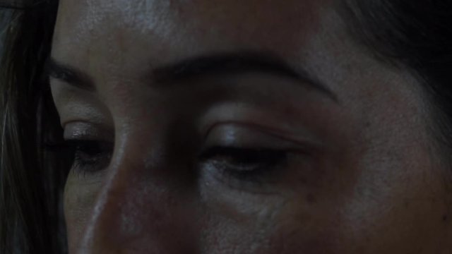 Olhos focados na tela do computador