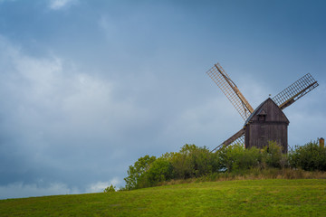 Fototapeta na wymiar Windmühle in Pudagla auf Insel Usedom unter Regen Wolken