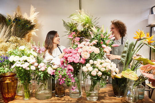 Floristen binden gemeinsam einen Blumenstrauß