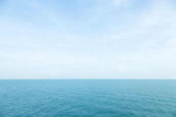 Obraz premium Sea waves in ocean wave splashing thinly ripple water. Blue water and sky background.