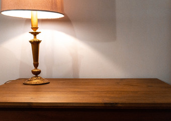 Luminária em cima de uma mesa de madeira  - obrazy, fototapety, plakaty