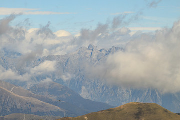 Gipfel in den Wolken; Blick von Südwesten auf die Bernina-Alpen