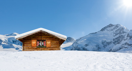 Schihütte in den Schweizer Bergen