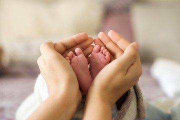 newborn baby foots in mother hands