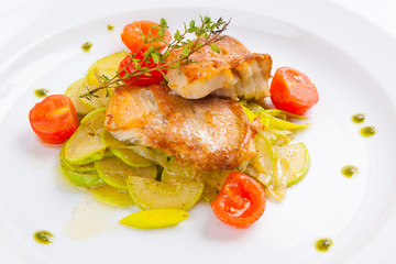 fried zande with zucchini and tomatos
