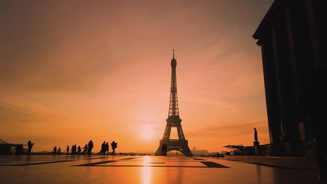 Silhouette della torre Eiffel all'alba rossa