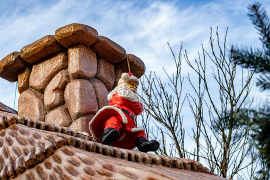 Weihnachtsmann zur Deko an einem Kamin