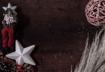 adornos navideños sobre fondo de madera oscura