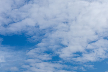 Obraz premium Dark blue stormy cloudy sky natural photo background