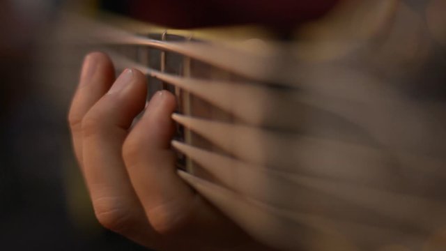 Manos tocando bajo el&eacute;ctrico cinco cuerda